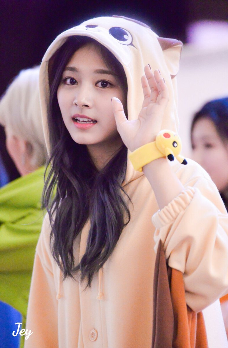 wydtwice's tweet photo. thank y'all for following back 😊 here's tzuyu for y'all https://t.co/NbOCw5RKbt