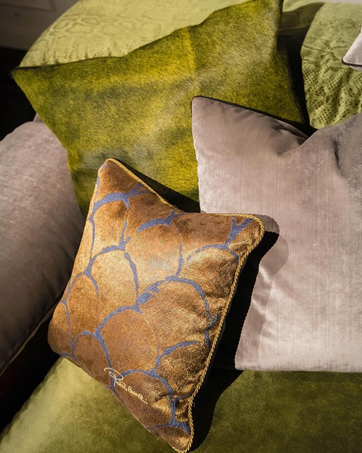 kingsofchelsea's tweet photo. Prepare your living room for the festive season w. soft colours & cozy gold pillows from #RobertoCavalliHome - exclusive to #KingsofChelsea https://t.co/ytIjIzRm9W
