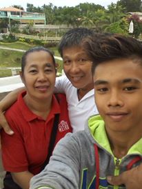 glenn_dave30's tweet photo. ang saya pag kasama mo si mama at si papa bo.u ang araw ko pag kasama ko sila dahil sila lang ang nagpapasaya sakin araw-araw 
#HappyFamily https://t.co/M6dRByQkoV