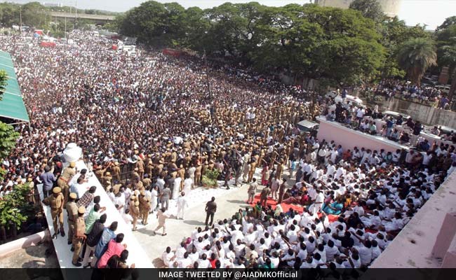 SirJadeja's tweet photo. Ocean Of Crowd With Tears In Eyes For #Amma's Last Ride. #RIPAmma

#RajajiHall #RIPJayalalithaa #RIPJaya https://t.co/jSmKO5Ab7S