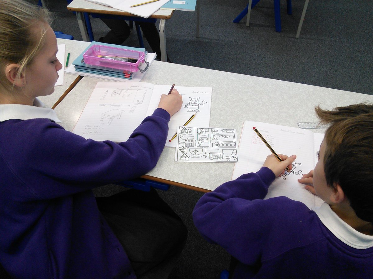 SpringwellY5's tweet photo. Spanish in 5H, learning to give directions to our robots #culture #primarylanguagelearning @Springwellpark_ https://t.co/tLTMFQnKw7