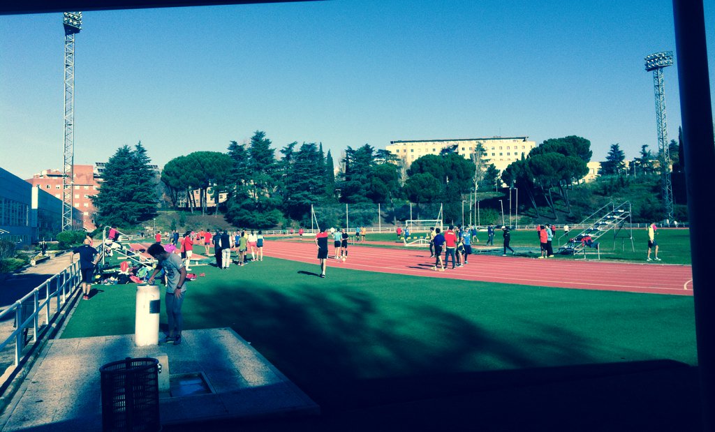 VictorDavLopez's tweet photo. Nadie avisó de que era festivo en el Centro de Alto Rendimiento. #Madrid #Atletismo https://t.co/izr6cNjw73
