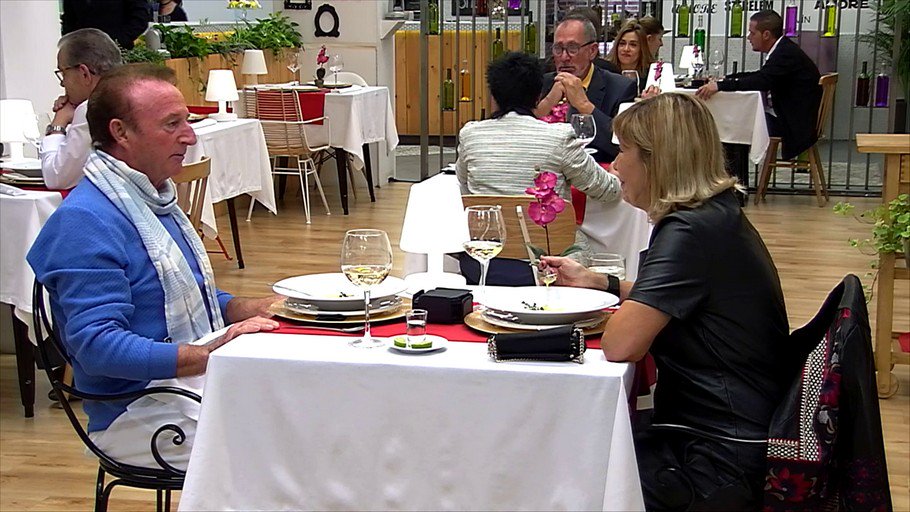 firstdates_tv's tweet photo. Hacer el perrito como método de seducción #FirstDates200 https://t.co/Pl4Rzlkj4m https://t.co/qsMAzFLa71