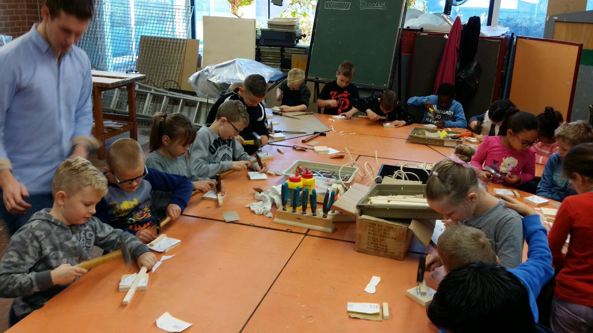 CBSdeRank's tweet photo. Dag Sinterklaasje, nu druk timmeren aan kerst #Groep4b https://t.co/9F7Pzuw6kO