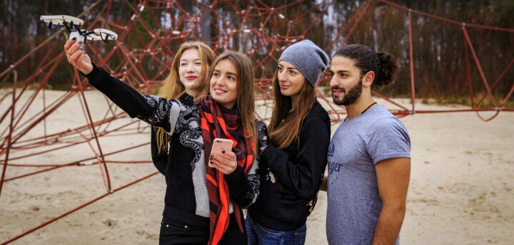 DronEzine's tweet photo. Drofie in prevendita: 199 dollari per il #drone da selfie da borsetta https://t.co/cZPuZk7QQJ https://t.co/NnBLL4TgW2