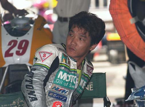 バイクレースはドラマより面白い ワークスキラー宮崎敦 オサム 選手 チームデイトナのエースで91年激戦の全日本250で1勝 94 95年ランク4位 96 98年wgp参戦 99年 全日本復帰 02年日本gpスポット参戦市販車で優勝の快挙 85年ラバード以来の