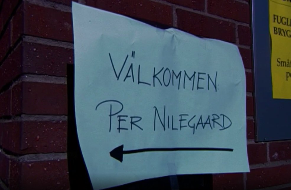 "Props depepartment."
"Vad fan är det här? Per Nilegaard?"
"Oj förlåt det måste varit någon som stavat fel."