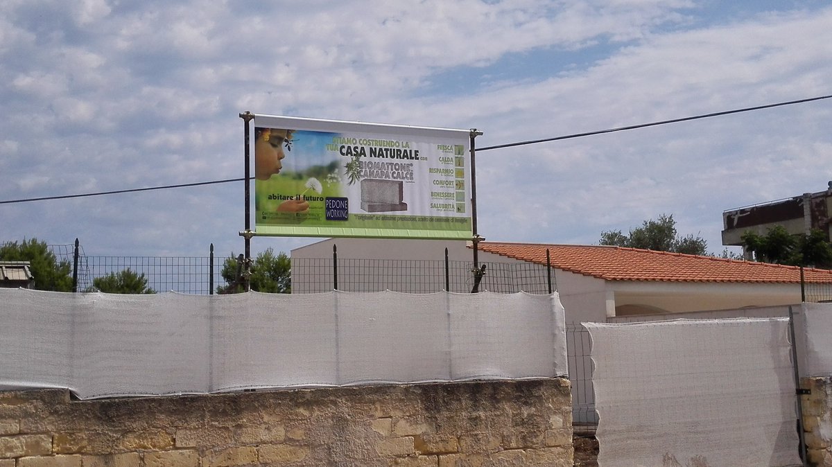 stiamo costruendo la tua casa naturale...
 #abitareilfuturo #canapaecalce #viveresostenibile #sostenibilità #edilizia #hemp #biomattone