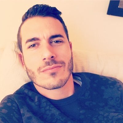 Sachez que j'ai 8 ans de + que ce monsieur. Voilà c'est tout.