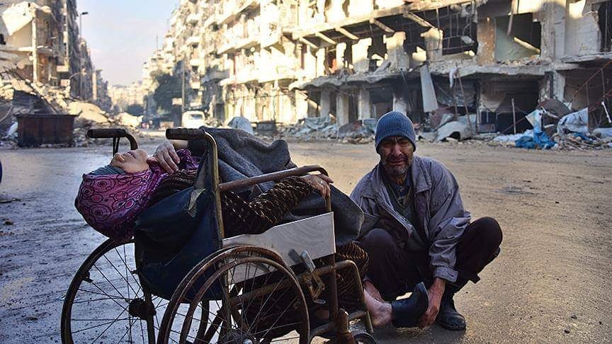 Doğu Halep'teki bombardımanda 7 çocuğunu kaybeden anne Sabah, son nefesini tekerlekli sandalye üzerinde sokak sokak doktor ararken verdi.