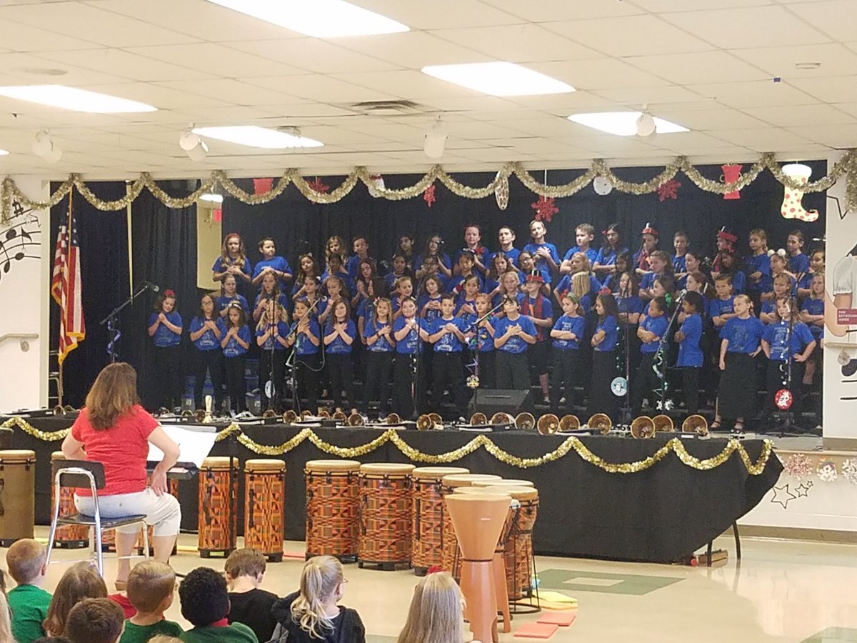 MsWeaver_AP's tweet photo. Our talented students performing their winter concert! @Bryant_Elem https://t.co/TYfYIzLCpn