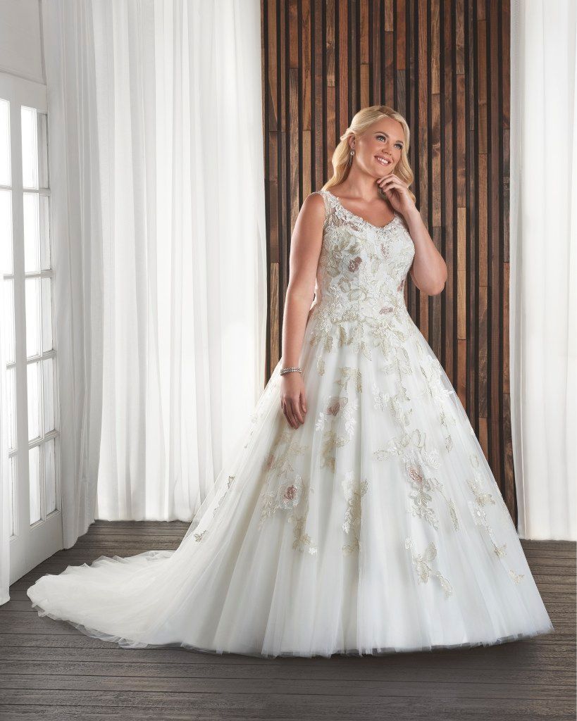 Take a closer look this gorgeous <a href="/bonnybridalEU/">Bonny Bridal Europe</a> wedding dress could be yours! buff.ly/2gx2Ute #plussizebrie