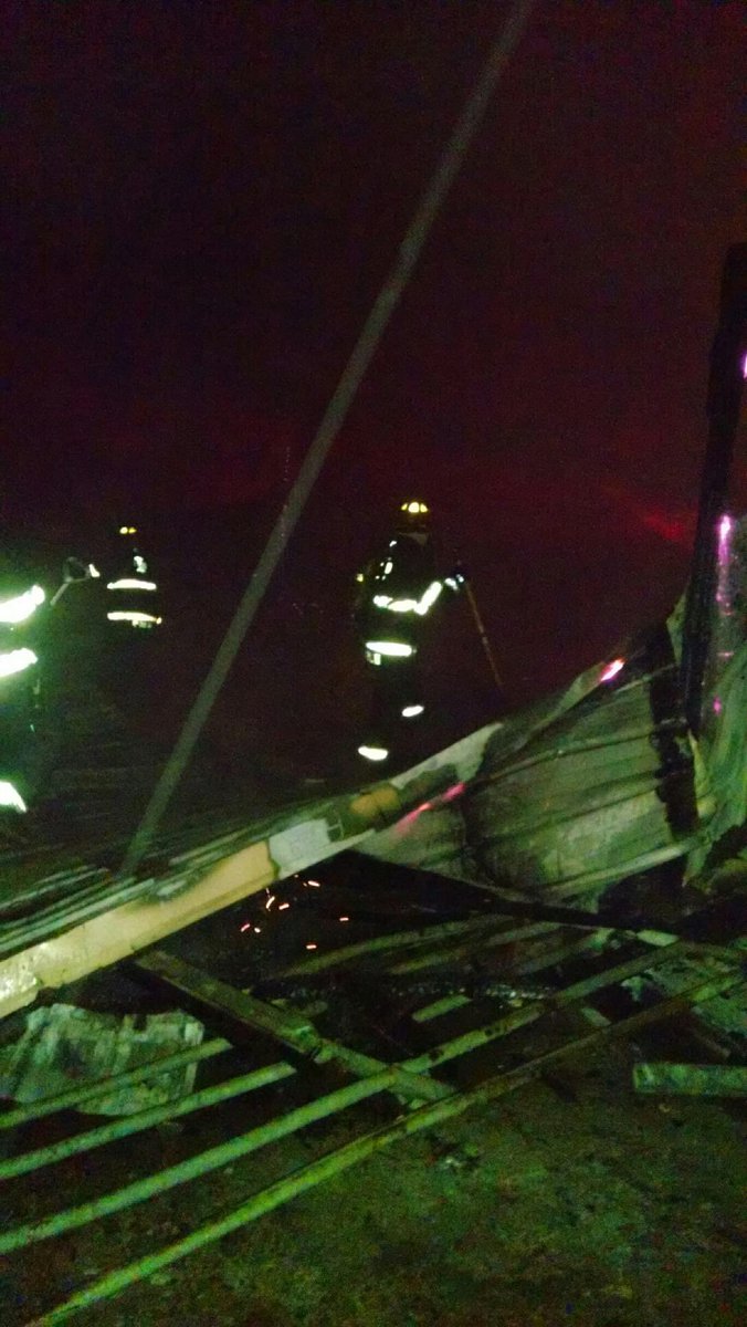 IFD_NEWS's tweet photo. 6:05 AM - 8 horses escape OK but chickens, ducks &amp; rabbits perish after fire breaks out in barn on Mimosa Ln #UnderInvestigation  #TankerOps https://t.co/gkQStJM1g1