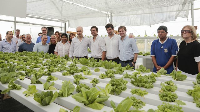 nuevospapeles's tweet photo. Larreta acompañó a Margarita Barrientos en la inauguración de una huerta de hidroponía https://t.co/eP3hlsdZxG https://t.co/aDcx6u4ypl