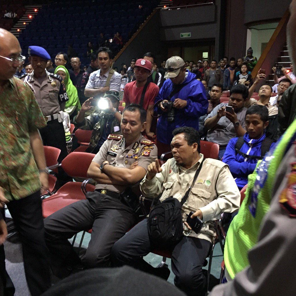FerryMaitimu's tweet photo. Astaga Tuhan, ini kok ada ormas islam yang masuk kedalam gedung Sabuga ITB dan mencoba menghentikan acara Natal, #BandungIntoleran 😭😭 https://t.co/sp2svYqcNh