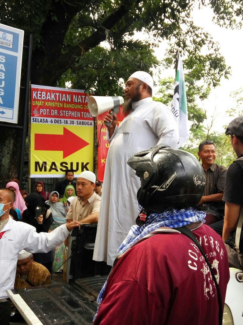 FerryMaitimu's tweet photo. Astaga Tuhan, ini kok ada ormas islam yang masuk kedalam gedung Sabuga ITB dan mencoba menghentikan acara Natal, #BandungIntoleran 😭😭 https://t.co/qu50lR3GvC