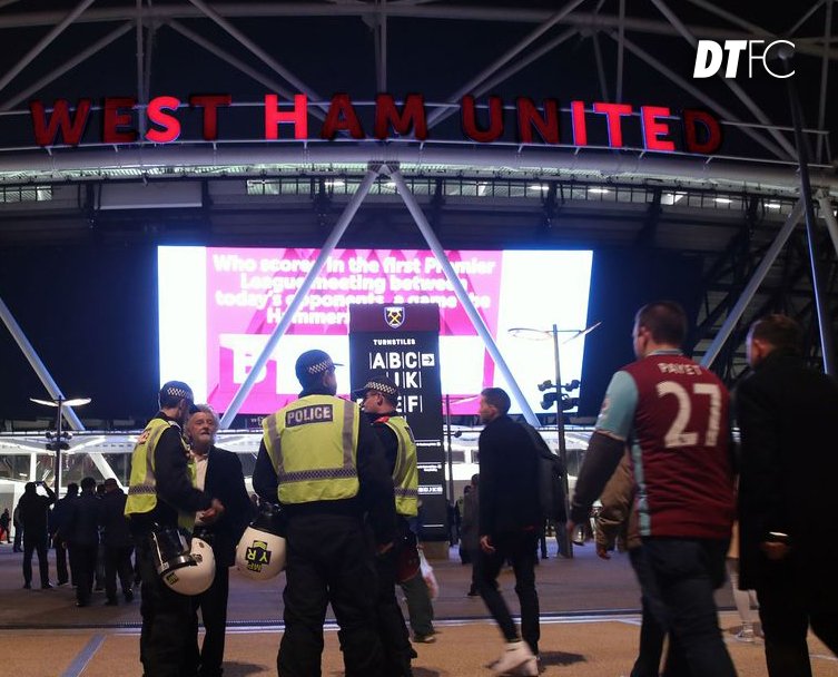 dreamteamfc's tweet photo. Looks like the lights need fixing at the London Stadium...😂 https://t.co/6CzlX67djK