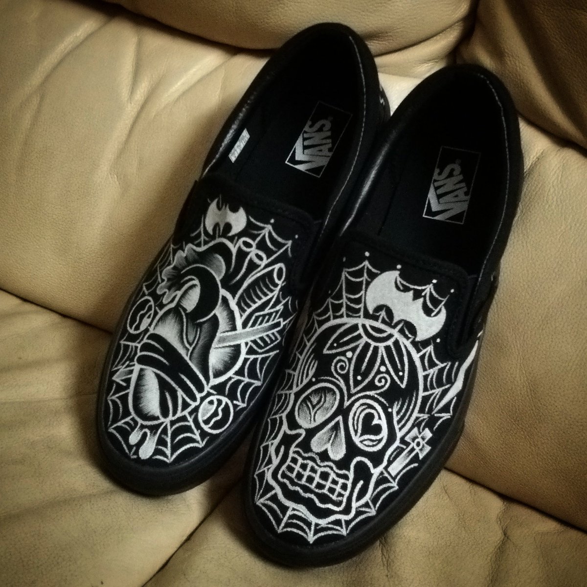 Monster Attack Twitter પર スニーカーペイントしました オーダーではなくて好き に描きました スカル 心臓 こちら実物販売してますので興味お持ちの方おられましたらdmお願いします 27センチですがvansのスリッポンは足首きつめなので普段26 26 5の方でもいける