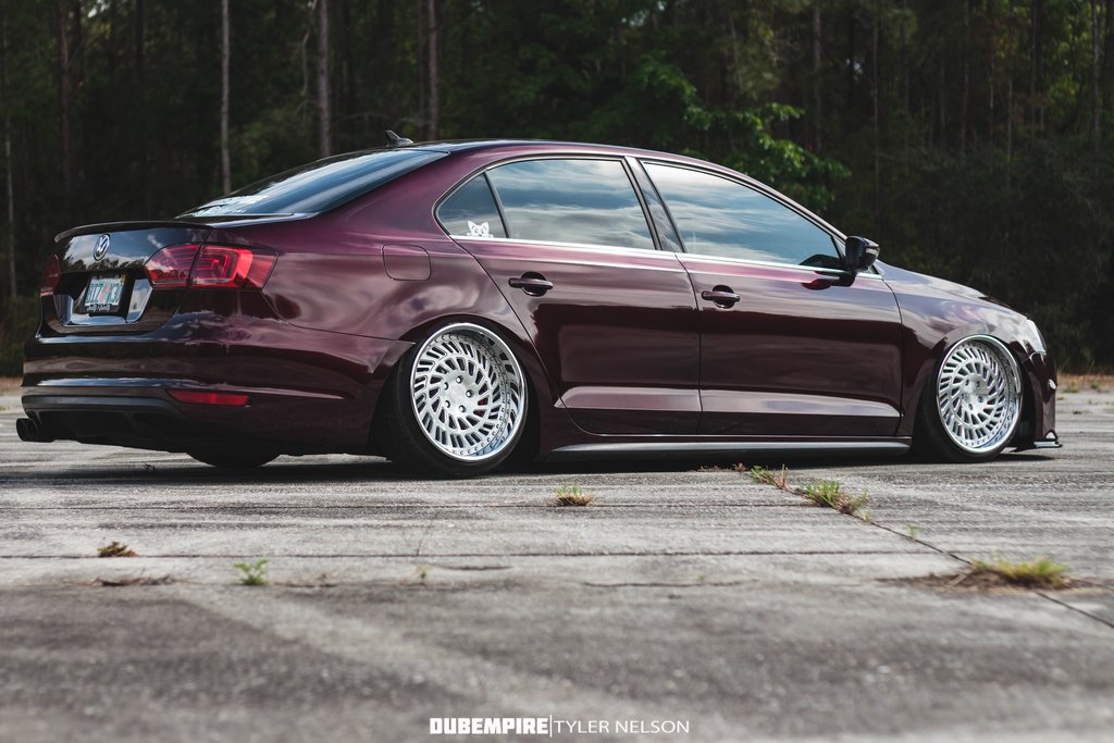 German_Cars_'s tweet photo. Passat tirado al suelo. https://t.co/V8th13EfSL