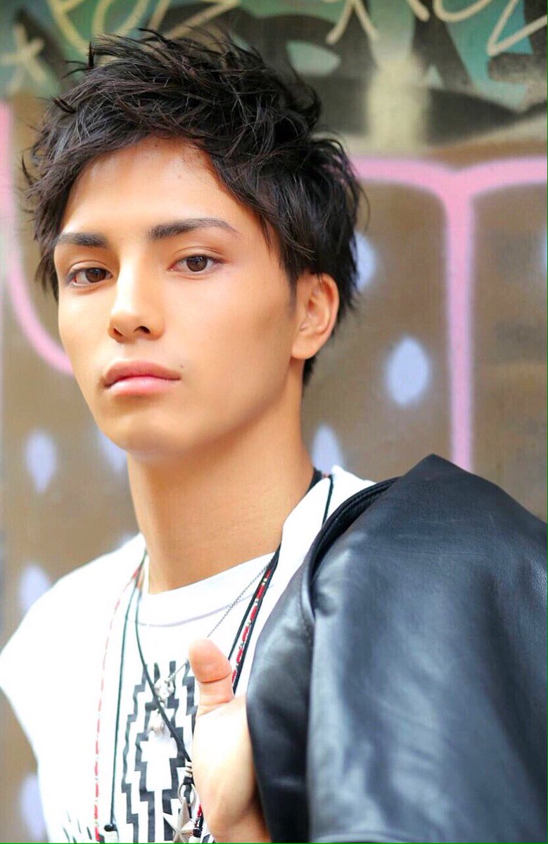 バンダリ亜砂也 懐かしい 若いな 笑 初めてサロンモデルした時の画像 1年以上前 一枚目とか緊張して顔固まってるし 時が止まってるみたい笑 マネキンチャレンジかよ 笑