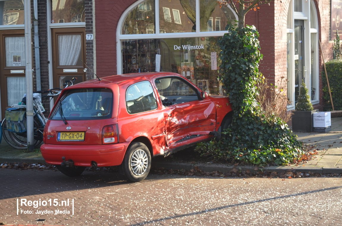 regio15's tweet photo. Aanrijding twee auto's #FrederikHendrikstraat #Simonsstraat #Delft. Niemand hoefde per ambulance vervoerd te worden. https://t.co/F6H0rjdSnH