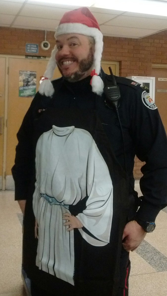 StarWarsCop's tweet image. Special guest at the #StarWars #breakfastprogram here at Chaminade College Ss. The ever beautiful Princess Leia. #Merryxmas