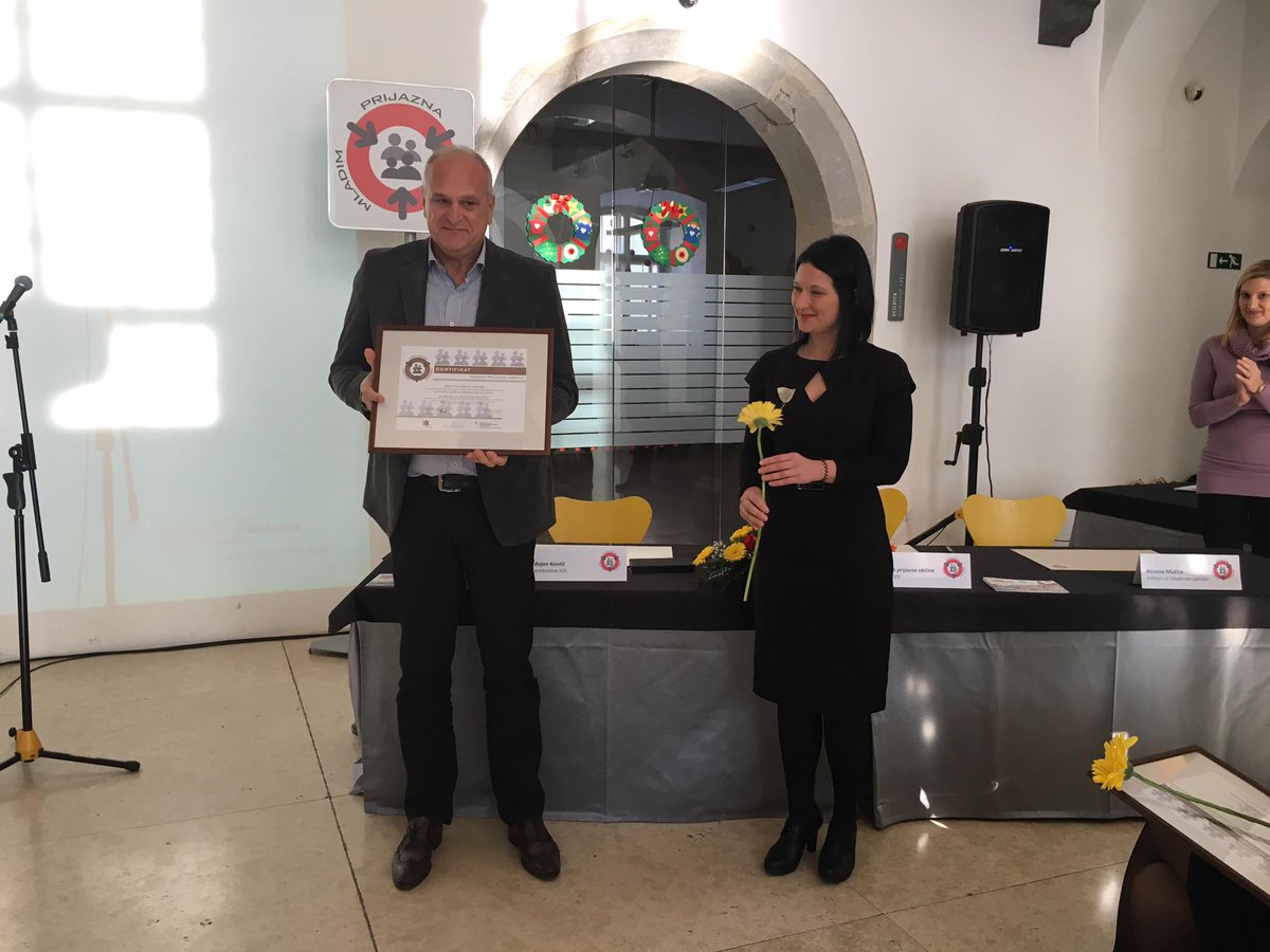 MO_Velenje's tweet photo. Mestna občina Velenje je obnovila certifikat Mladim prijazna občina. Nagrado je prevzel župan Mestne občine Velenje @BojanKonti. https://t.co/RK2xPWPxP5