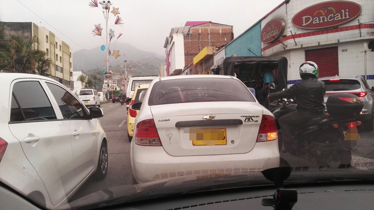 CaliDenuncia's tweet photo. Trancón desde parque d las banderas hasta entrada a hundimiento único guarda d @MovilidadCali en esta esquina sólo mirando @MauriceArmitage https://t.co/36uTXVD6Dh