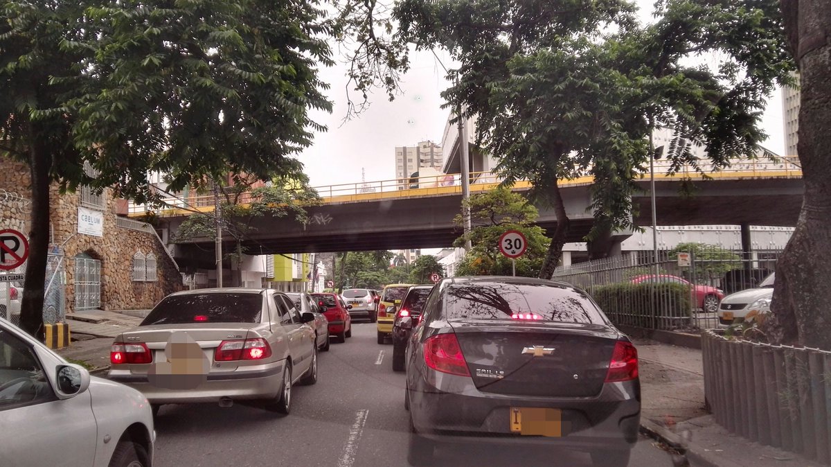 CaliDenuncia's tweet photo. Y los trancones no paran, detrás de la plazoleta Jairo Varela @MauriceArmitage  @MovilidadCali https://t.co/ct8ySvvRvj