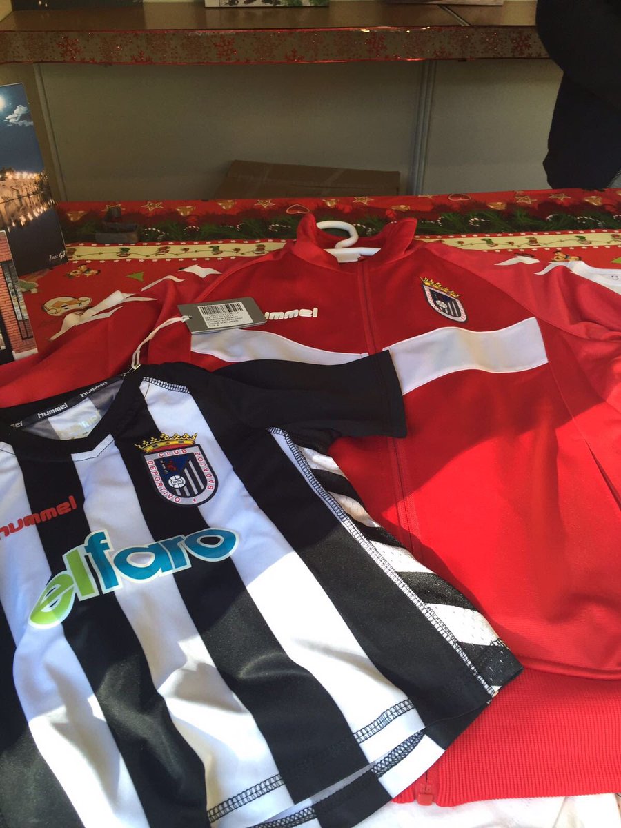 CDBadajoz's tweet photo. De la mano de @estupendissimo estamos presentes en el mercado navideño de San Francisco ☃️🎄A la venta merchandising oficial © #NoSoloFútbol https://t.co/lA5JteiWZQ
