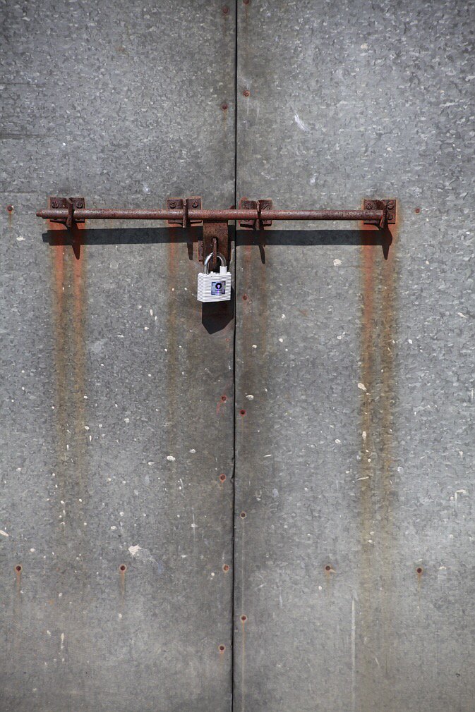 잠궈둔 마음은 녹이 슬기 마련이다. 녹이 난 문은 열리지 않을지도.