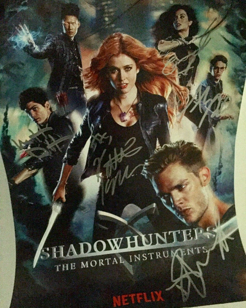 MarthaLutz's tweet photo. Melhor presente, n só os autógrafos, mas o gesto, como chorei...Receber tt carinho e amor enche meu ❤️ d alegria
#TeamRedBox
#Shadowhunters https://t.co/NJZkiK5kFE