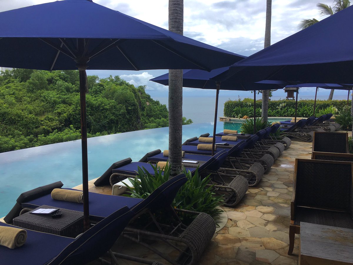 simonisjf's tweet photo. Heaven. Could retire here. #retireat30 #uluwatu #bali #indonesia #beach #top10 #ubermotor #lovelife #pool #infinity https://t.co/fY1dSiB3HC