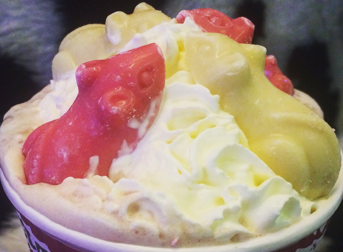 milkshakelady89's tweet photo. 🍂🐮❄️There's no denying its a #cold one today, but #HotShakes #HotChocolates and #ridiculous toppings are in the shop ❄️🐮🍂 #Crediton #Devon https://t.co/CBTkizp4ff