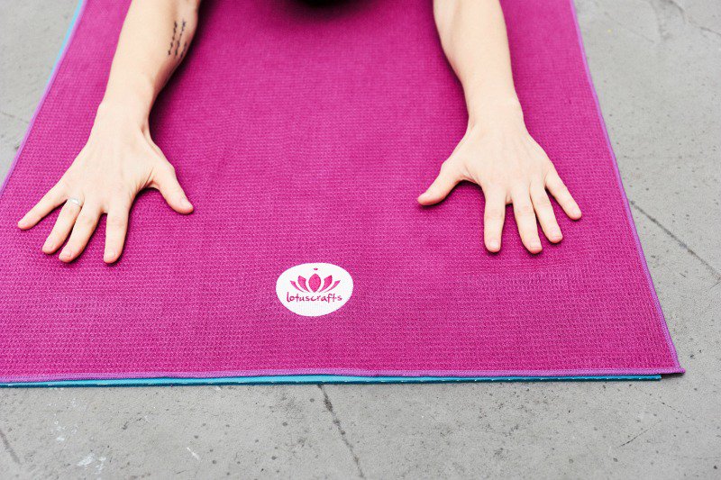 Schon mal #Yoga mit #Handtuch praktiziert? Probier's aus, bei uns im Shop findest du das #Yogatowel GRIP: bit.ly/2fHb94s