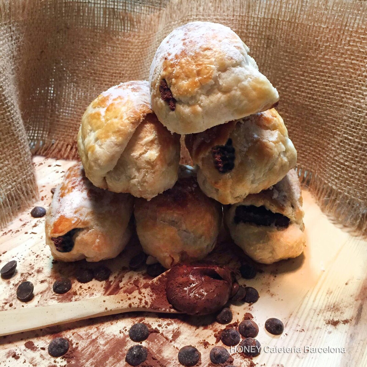 Nuestros hojaldres de chocolate son 100% artesanos. Podríamos tener de prefabricados / congelados, pero no encajaría con nuestra filosofía..