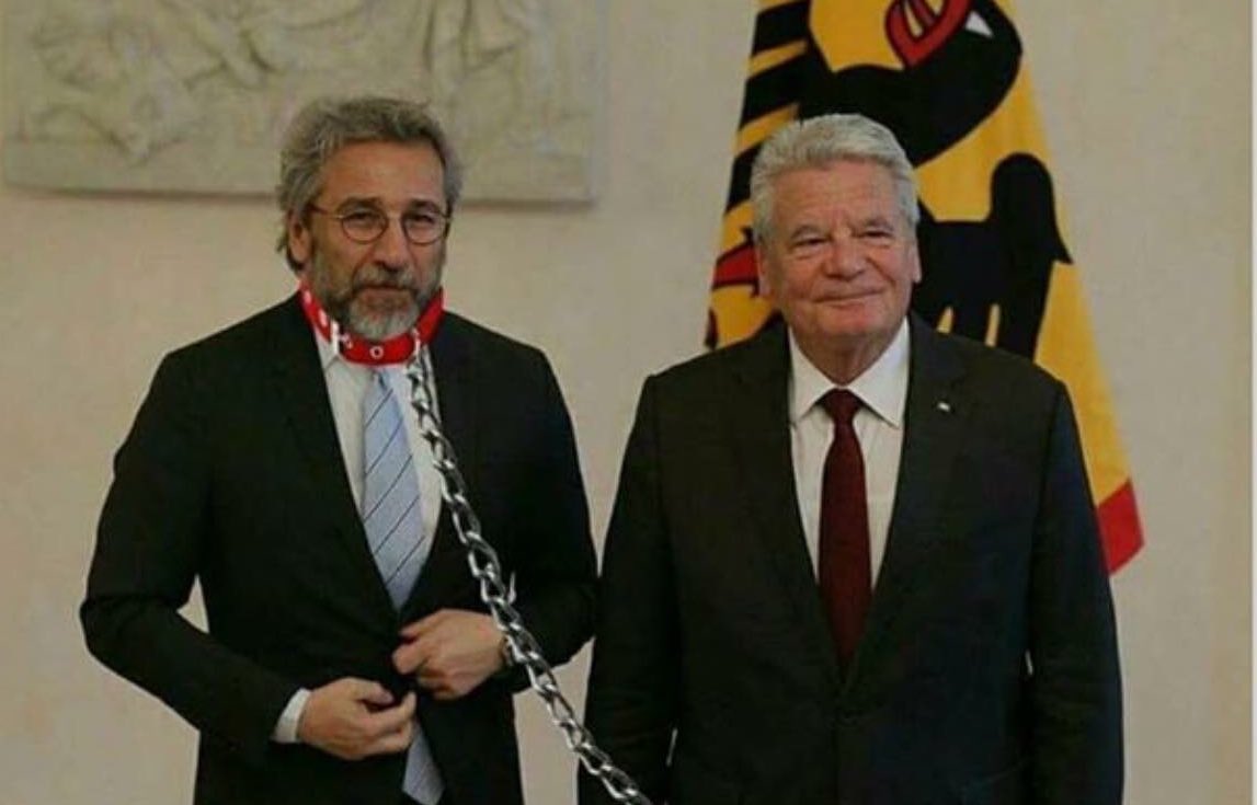 Kendi ülkesinin cumhurbaşkanına hakaret edip i, Alman cumhurbaşkanına ceket ilikleyen alman köpeği..John Dündar..!
<a href="/sedat_peker/">Sedat Peker</a> #SEDATPEKER