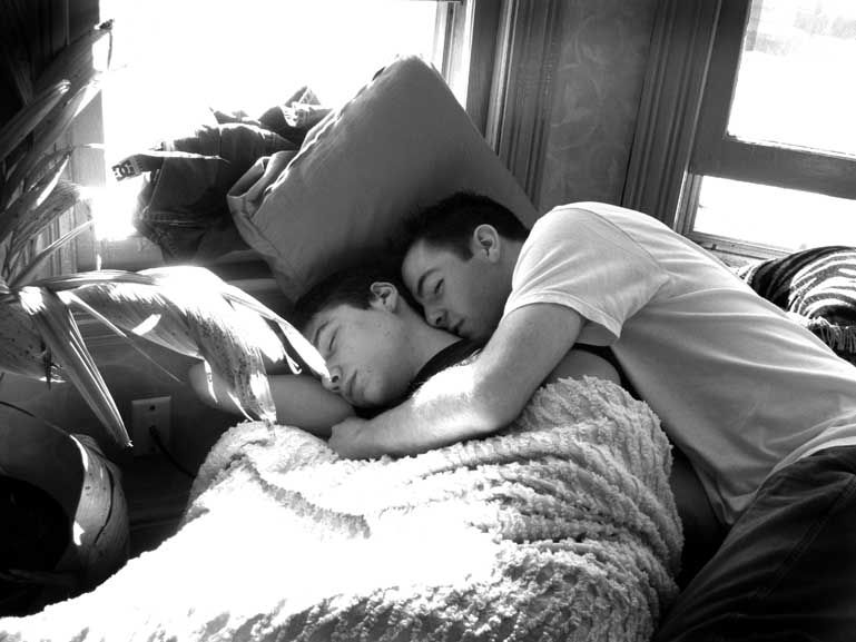 Парни обнимаются в постели. Пара в кровати. Парень обнимает девушку в кровати. Парни обнимаются в постели. Объятия в кровати.