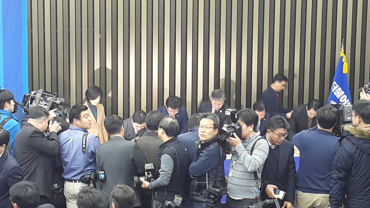 wonsikw's tweet photo. 대통령의 탄핵 모면용 담화 직후 의총을 소집하여 탄핵서명에 돌입했습니다.
주변관리만 잘 못했다니---
임기단축을 국회에 맡기겠다니---
아직도 상황 판단이 잘 안되는 모양입니다.
이렇게 국민을 무시하다니---
우리는 물러나지 않고 탄핵으로 https://t.co/CseYMdyAUL