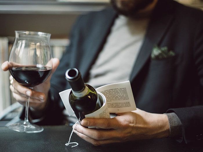 hemera_studio's tweet photo. Des mini-livres à la place de l’étiquette traditionnelle que l’on trouve sur les bouteilles de vin :) #art https://t.co/6gwzakdL3A