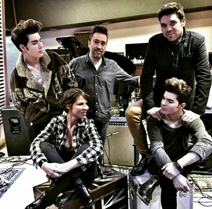 GemeliersteamIT's tweet photo. L'avventura è appena cominciata per i @GemeliersMusic !!🎆#SonyItaly #SonySpain #DueB @SonyMusicSpain @_jesus_OM https://t.co/TMUqDKpc3R