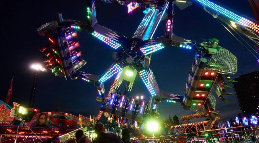 ouestfrance35's tweet photo. Fête foraine, marchés de Noël, illuminations... Le programme des fêtes de fin d'année à Rennes https://t.co/wjaK2oH33j https://t.co/jpfuHvSVwI