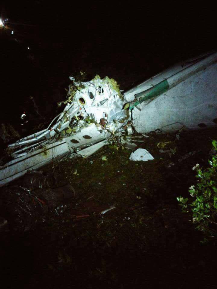 Teleantioquia's tweet photo. Estas serían las primeras imágenes del accidente aéreo en el municipio de La Unión, en minutos avance de #TANoticias @ChapecoenseReal https://t.co/UaZM0Kkcdg