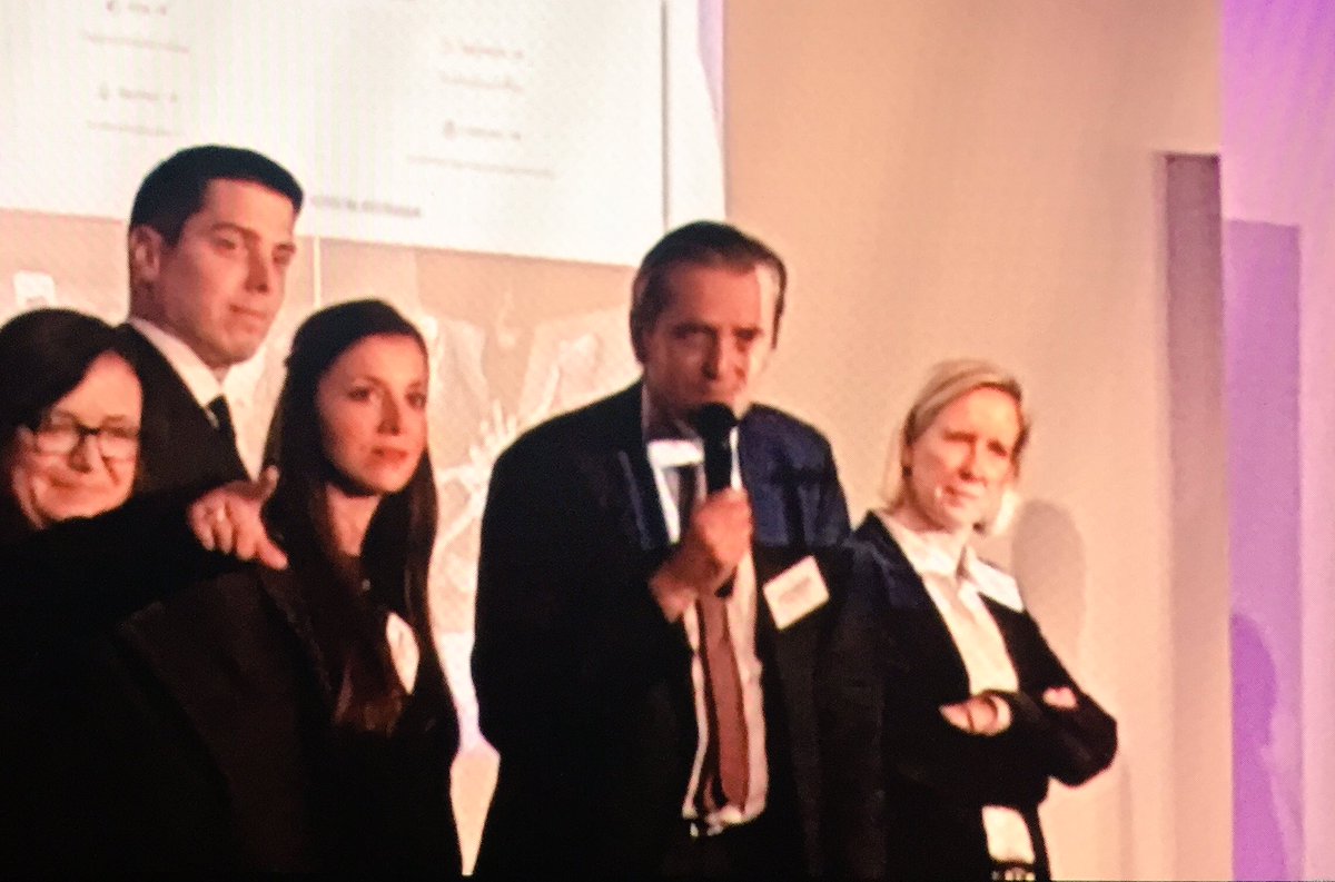 Val_Leselbaum's tweet photo. Trophée "I TAG YOU" 1 outil complémentaire dans 1 entreprise libérée qui favorise le LIANT & la RECONNAISSANCE entre collaborateurs #PEC2016 https://t.co/ALEGzk9sD6