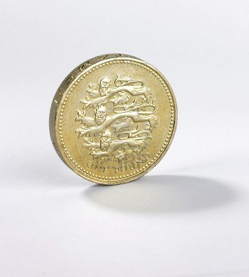 Гурт монеты 10 рублей. Монетка упала ребром. Монетка упала ребром. Ребро монеты. Подброшенная монета.