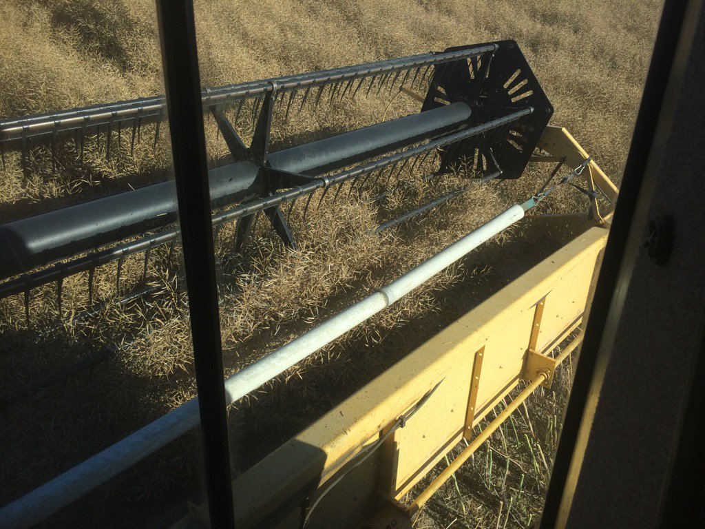 schilgee's tweet photo. The pvc pipe/load binder trick works! Well helps a lot...@Pontaragrain #directheading #sucks #harvest16 https://t.co/FmpTAOs5ty