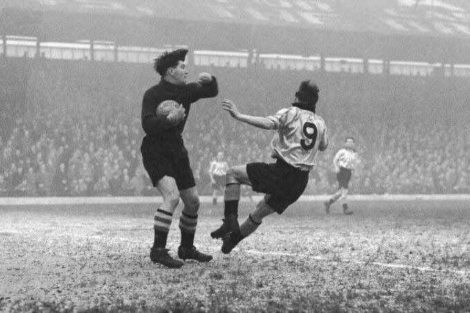 OldFootball11's tweet photo. #BrentfordFC goalkeeper #SonnyFeehan ‘strong-arms’ hits #CrookTown forward #KenHarrison to the ground during the #FACup game (1954). https://t.co/IzsXwHmgHX