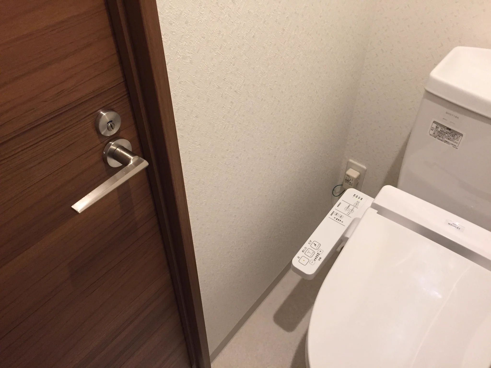 入ったら出られないかも？新築のトイレのドア鍵の方向が逆で閉じ込め恐怖ｗｗｗ