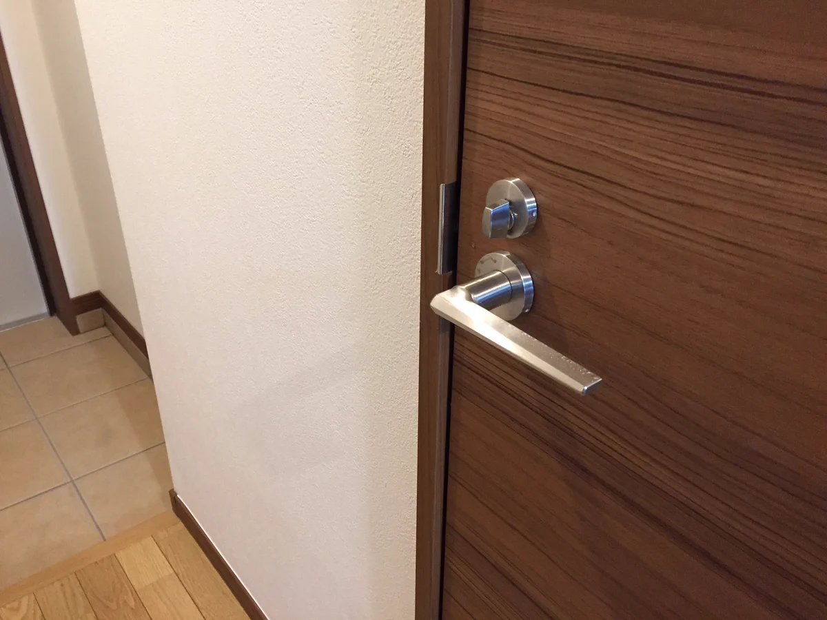 入ったら出られないかも？新築のトイレのドア鍵の方向が逆で閉じ込め恐怖ｗｗｗ