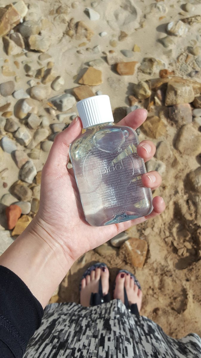 Nooreen9's tweet photo. Coastal living walks along the beach🌊 where I use my Lipidol Sunscreen oil @rubybox_beauty
#RubyBox #SunscreenOil #SummerBff #Lipidol 👌 https://t.co/NjbRiHY6YP